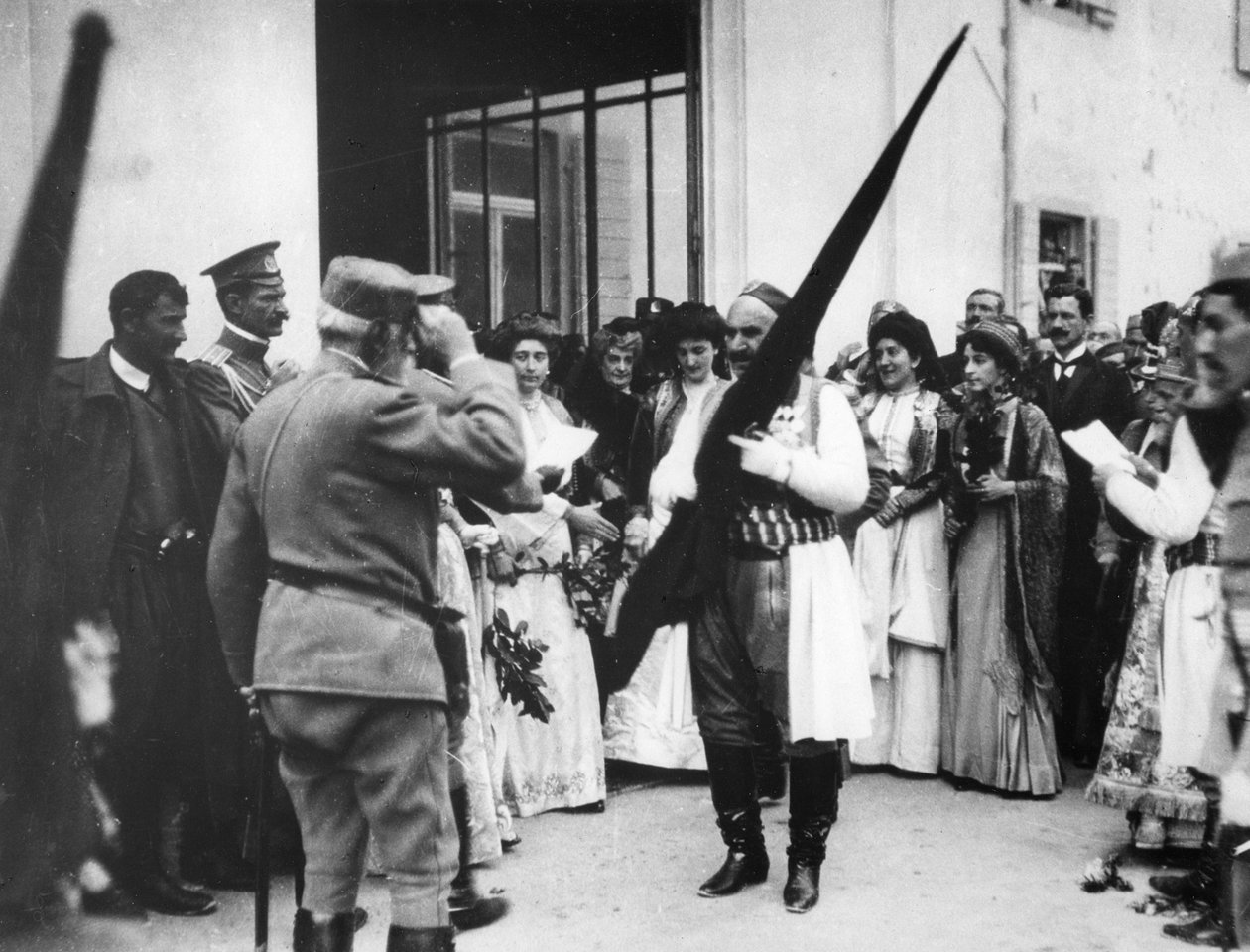 Kongen af Montenegro med et tyrkisk flag, Cettinge, Montenegro, 1913 af English Photographer