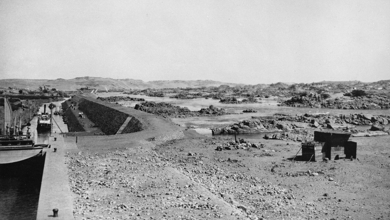 Sluserne ved Nildæmningen, ca. 1904-05 af English Photographer