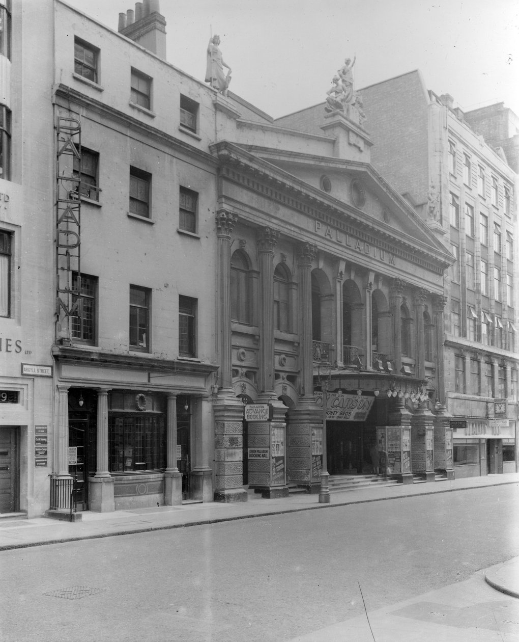 London Palladium af English Photographer