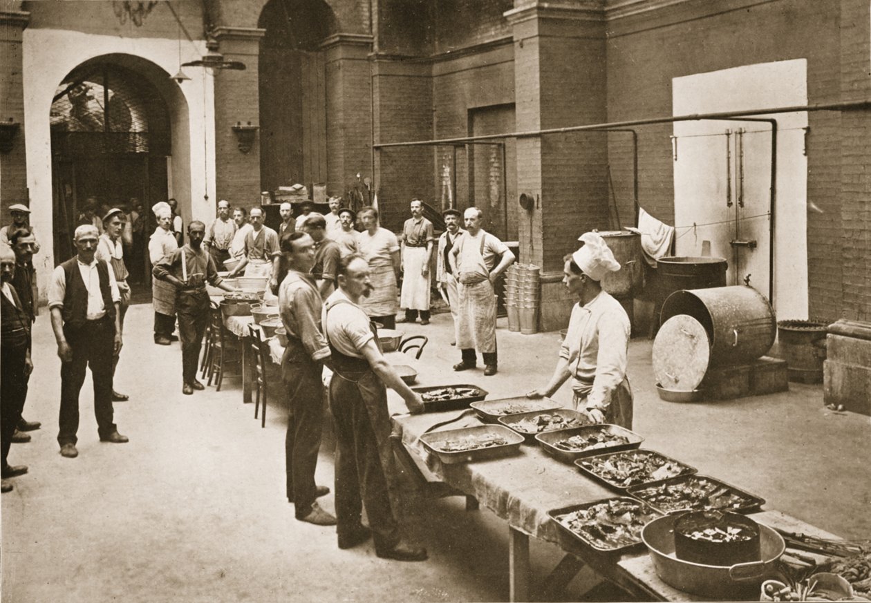 Middagsmåltidet klar til servering, køkkenerne, Alexandra Palace, illustration fra tyske fanger i Storbritannien (fotogravure) af English Photographer