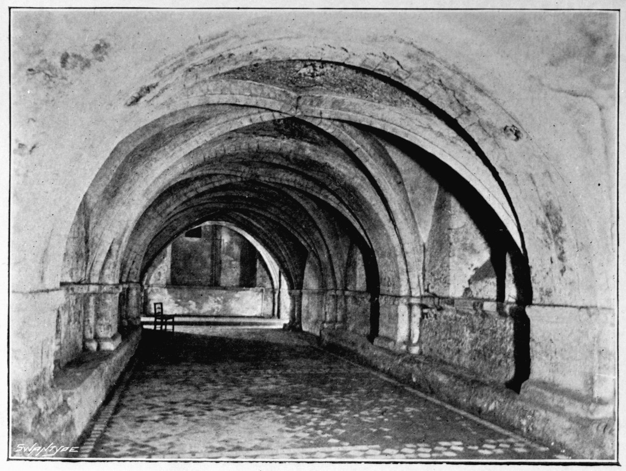 The Nave of the Crypt, from the West Door, St. Johns Church, Clerkenwell, fra The Order of the Hospital of St. John of Jerusalem af W.K.R. Bedford og Richard Holbeche, 1902 af English Photographer