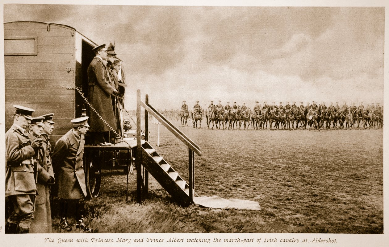 Dronningen med prinsesse Mary og prins Albert ser det irske kavaleris march-fortid ved Aldershot, 1914-19 af English Photographer