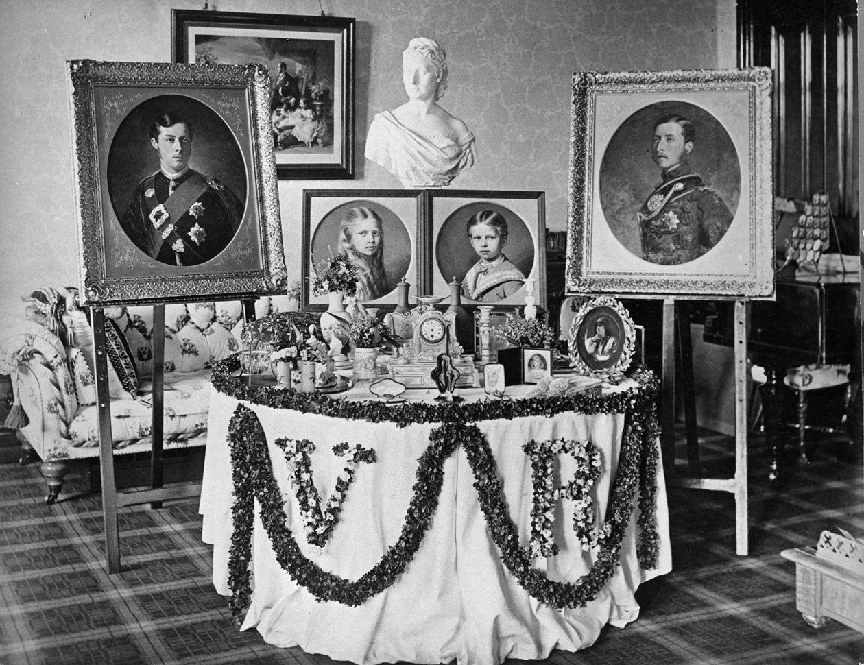Dronningens fødselsdagsbord, Balmoral Castle, 24. maj 1873 af English Photographer