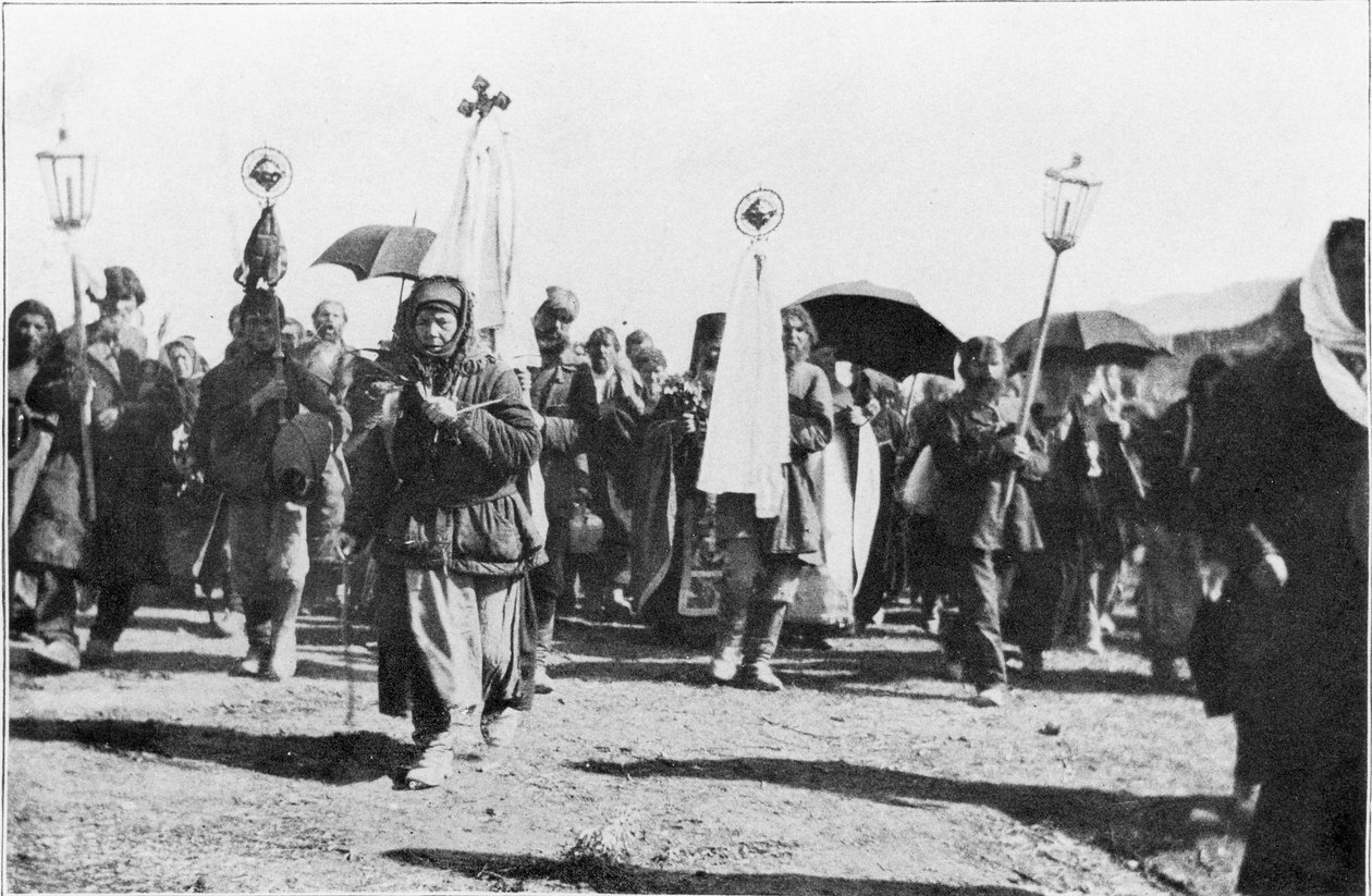 The Vanguard of a Thousand Pilgrims Going Down to the Jordan, frontispice til With the Russian Pilgrims to Jerusalem af Stephen Graham, udgivet 1913 af English Photographer