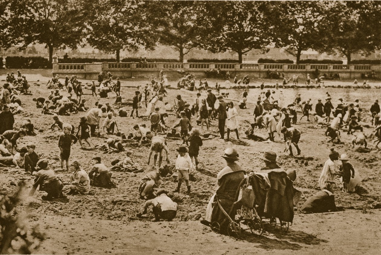 Stranden uden hav: bygge sandslotte, Bishops Park (sepia foto) af English Photographer
