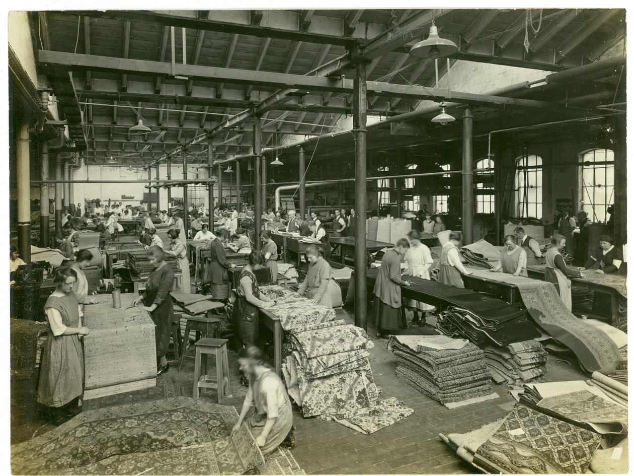 Efterbehandlingsrummet, Axminster-sektionen, tæppefabrik, 1923 af English Photographer