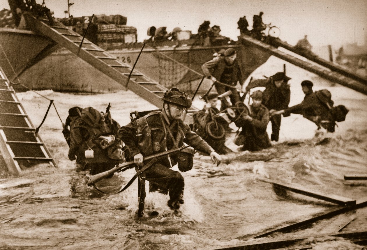 De første britiske tropper går i land fra de specielt konstruerede landingsstiger. I midten bærer soldaterne en scooter, 6. juni 1944. af English Photographer