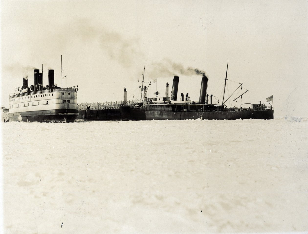 Det isbrydende togfærgeskib SS Baikal, Baikal-søen af English Photographer