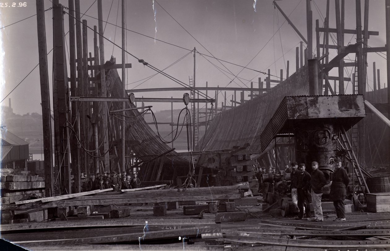 Det isbrydende togfærgeskib SS Baikal i ramme under opførelsen af Sir W.G. Armstrong Mitchell and Co. Ltd., på Low Walker-værftet i Newcastle upon Tyne i 1896 af English Photographer