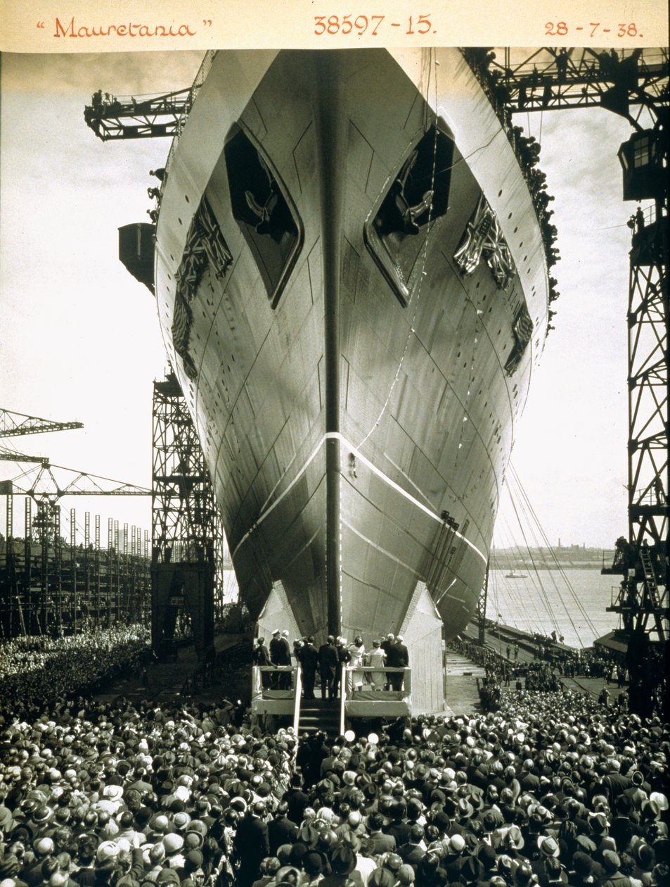 Lanceringen af RMS Mauretania, 28. juli 1938 af English Photographer