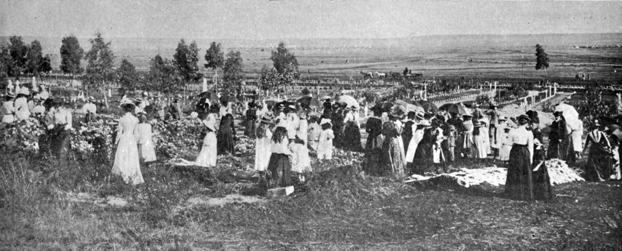 Medlemmerne af Bloemfontein Loyal Womens Guild dekorerer grave på Bloemfontein Cemetery, illustration fra Kongen, 25. maj 1901 af English Photographer