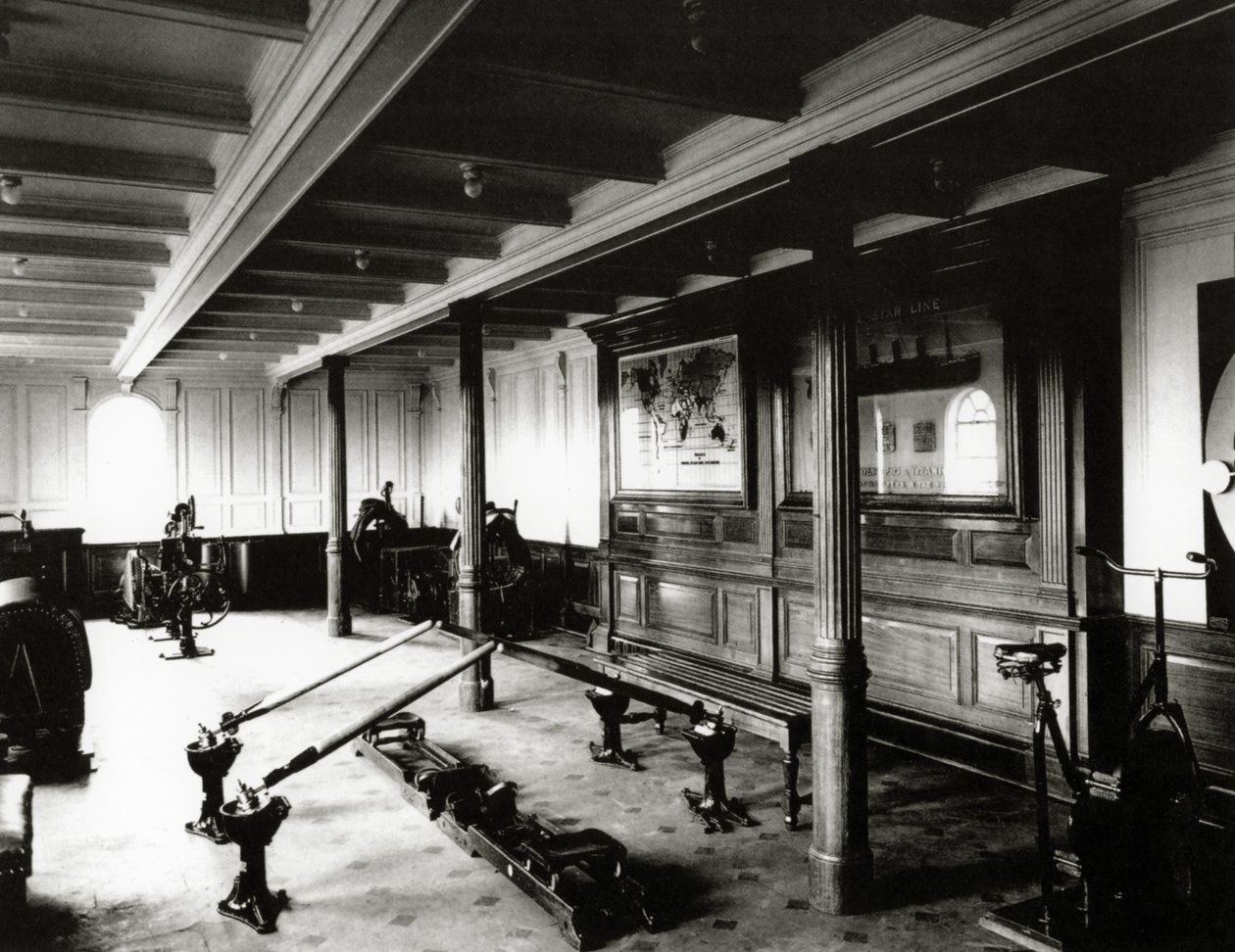 Fitnesscentret ombord på Titanic, der viser romaskiner og motionscykler, 1912 af English Photographer
