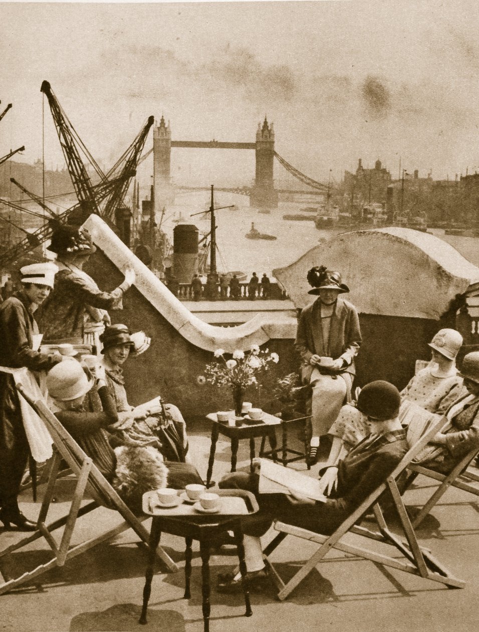 Taghaven på Langbourne Club for city women, Fishmonger Hall Street, London 1925 (sepia foto) af English Photographer