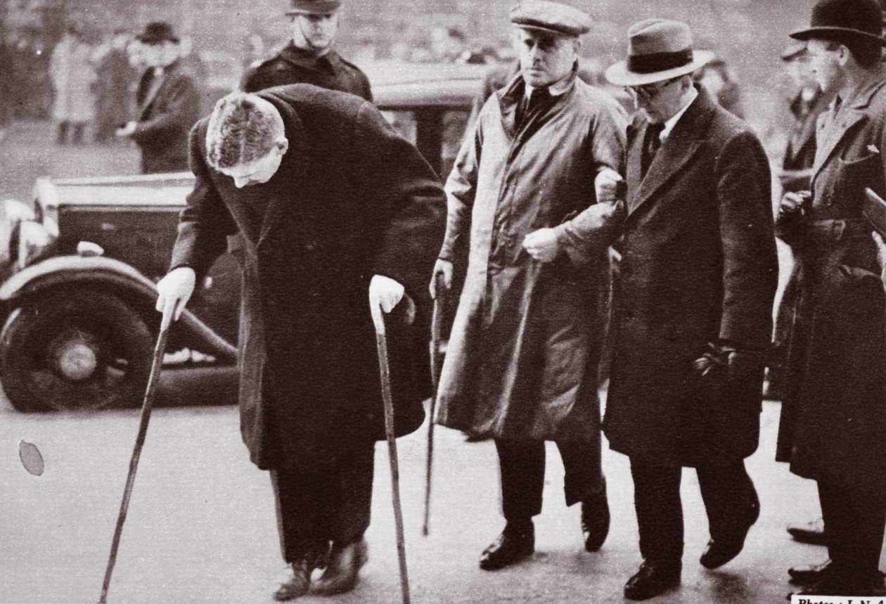 De, der er mindre i stand til at gå og undgå folkemængderne uden for Westminster Hall, under liggende i staten George V, 1936 af English Photographer