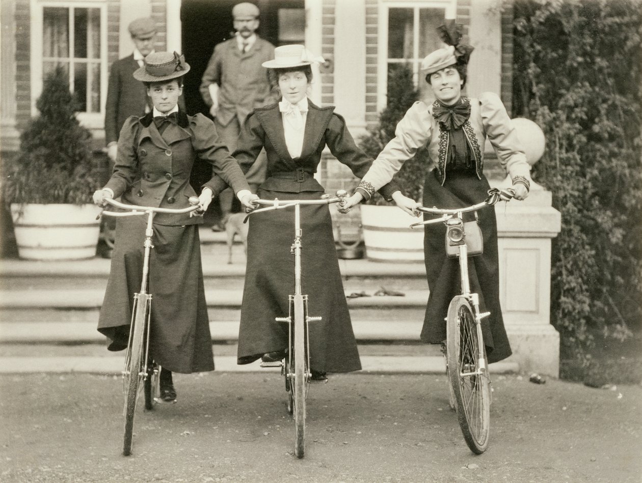 Tre kvinder på cykel, begyndelsen af 1900-tallet af English Photographer