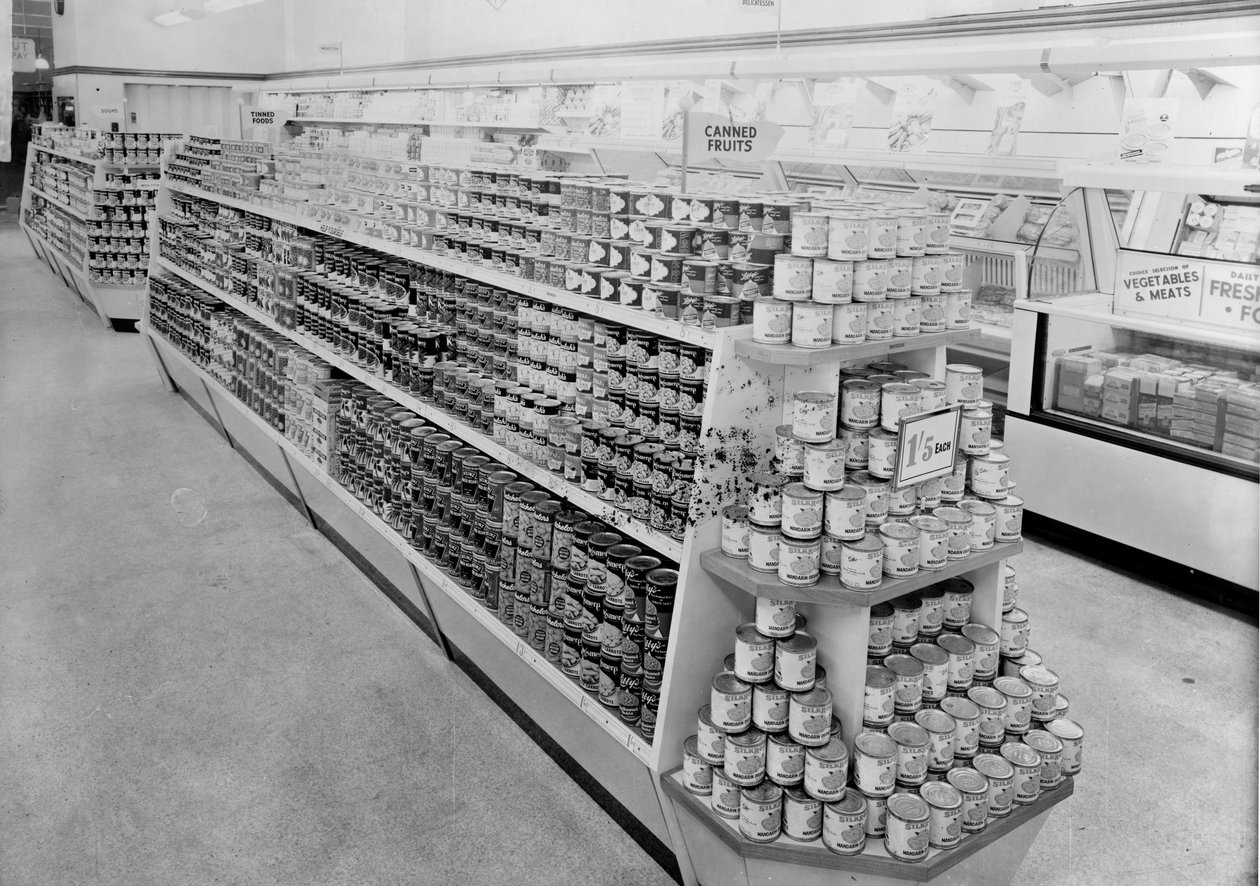 Tinned food gang, Woolworths butik, 1956 af English Photographer