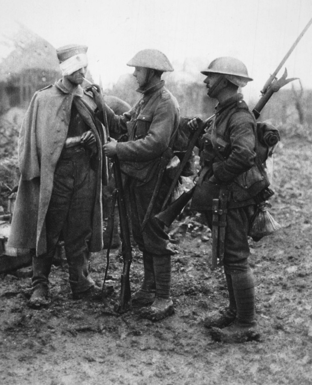 Tommy har ingen dårlig samvittighed: at give en såret tysk fange et lys, fra The Illustrated War News, 26. juli 1916 af English Photographer