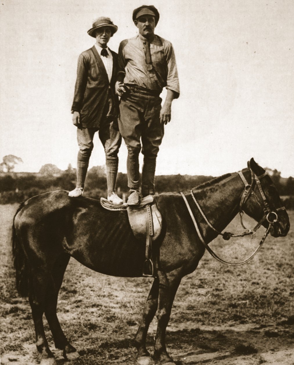 Uddannelse af en rekrut: Løjtn. Mike Rimington, en kvindelig elev og et hestefag, illustration fra The Illustrated War News, september 1916 (sepiafoto) af English Photographer
