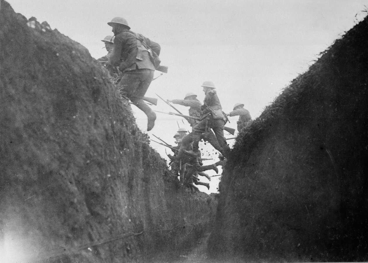 Tropper under træning, hopper over en skyttegrav, 1916-17 af English Photographer