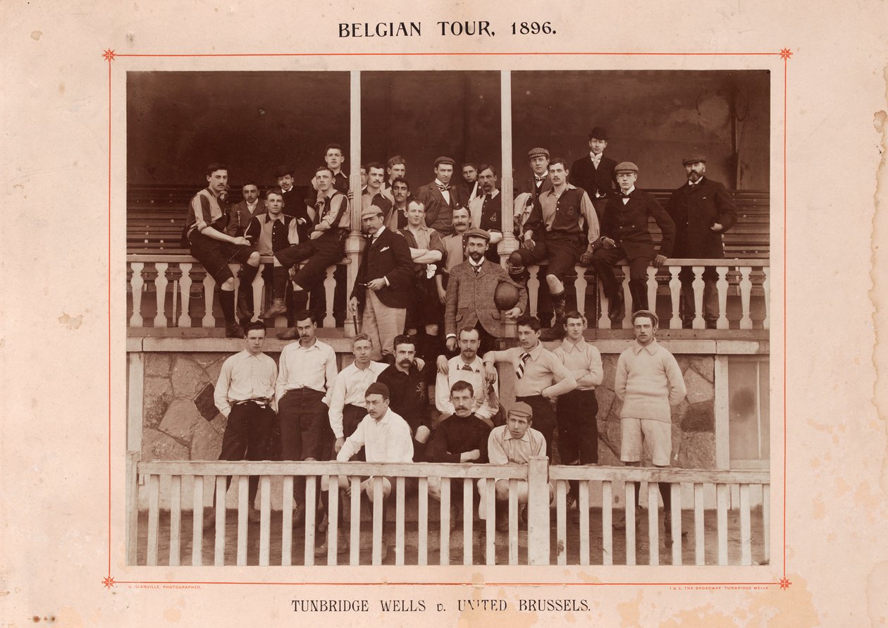 Tunbridge Wells og United Brussels, under en rundvisning i Belgien, 1896 (sepia-foto) af English Photographer