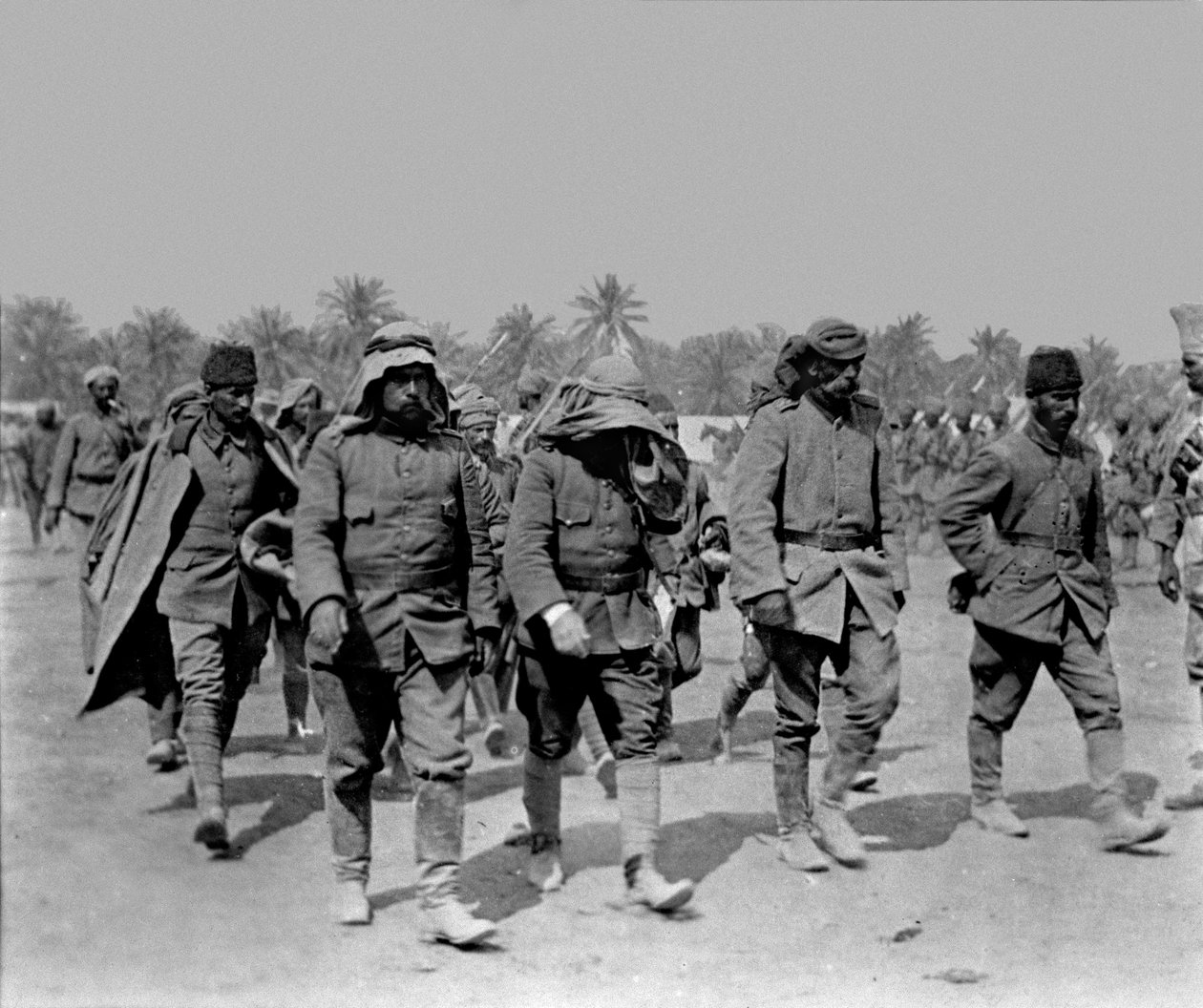 Tyrkiske krigsfanger, taget til fange i Shaiba, 13. april 1915 af English Photographer
