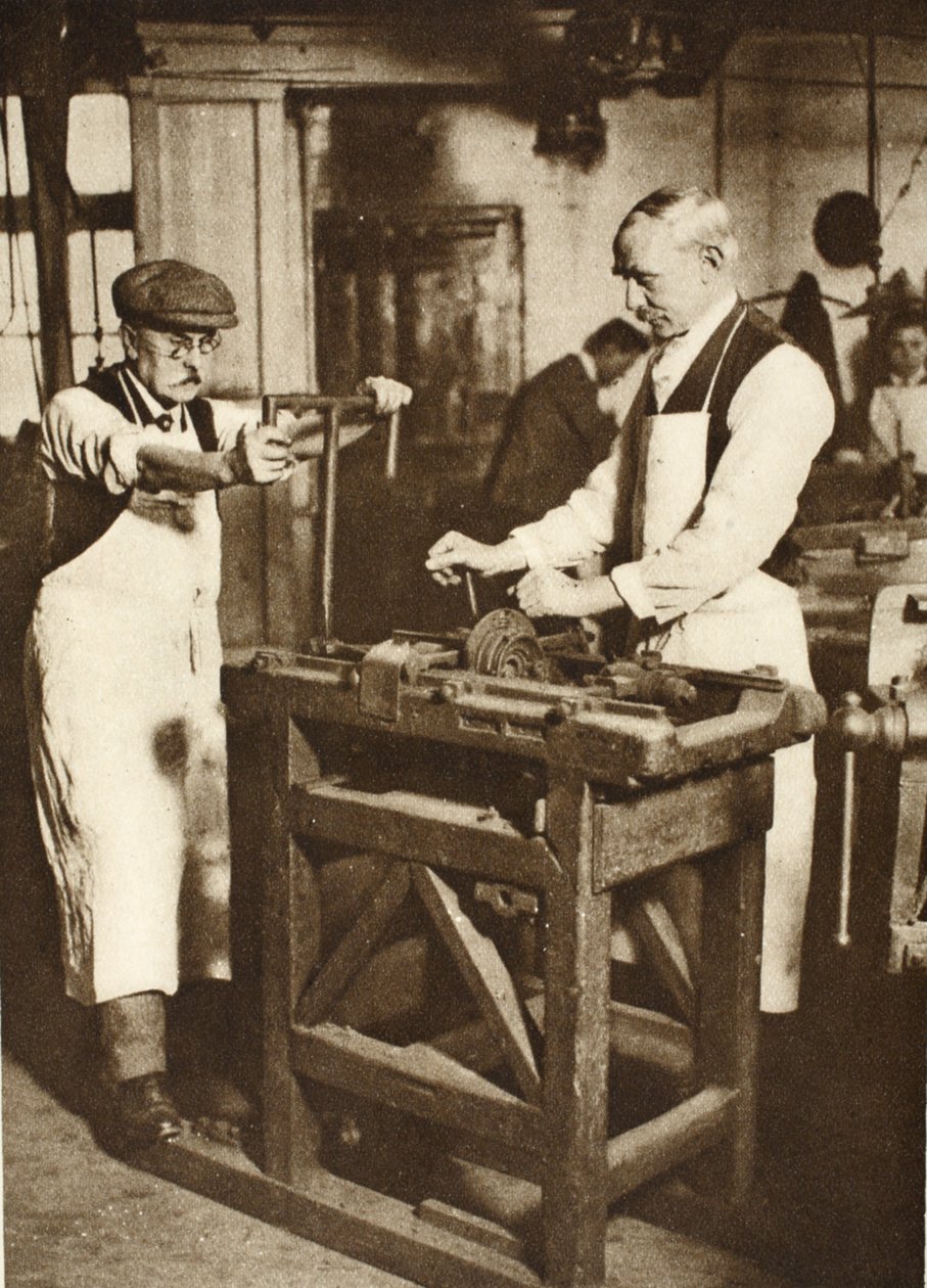 To ældre låsesmede skærer nøgletønder, fra Wonderful London, udgivet 1926-27 (fotogravure) af English Photographer