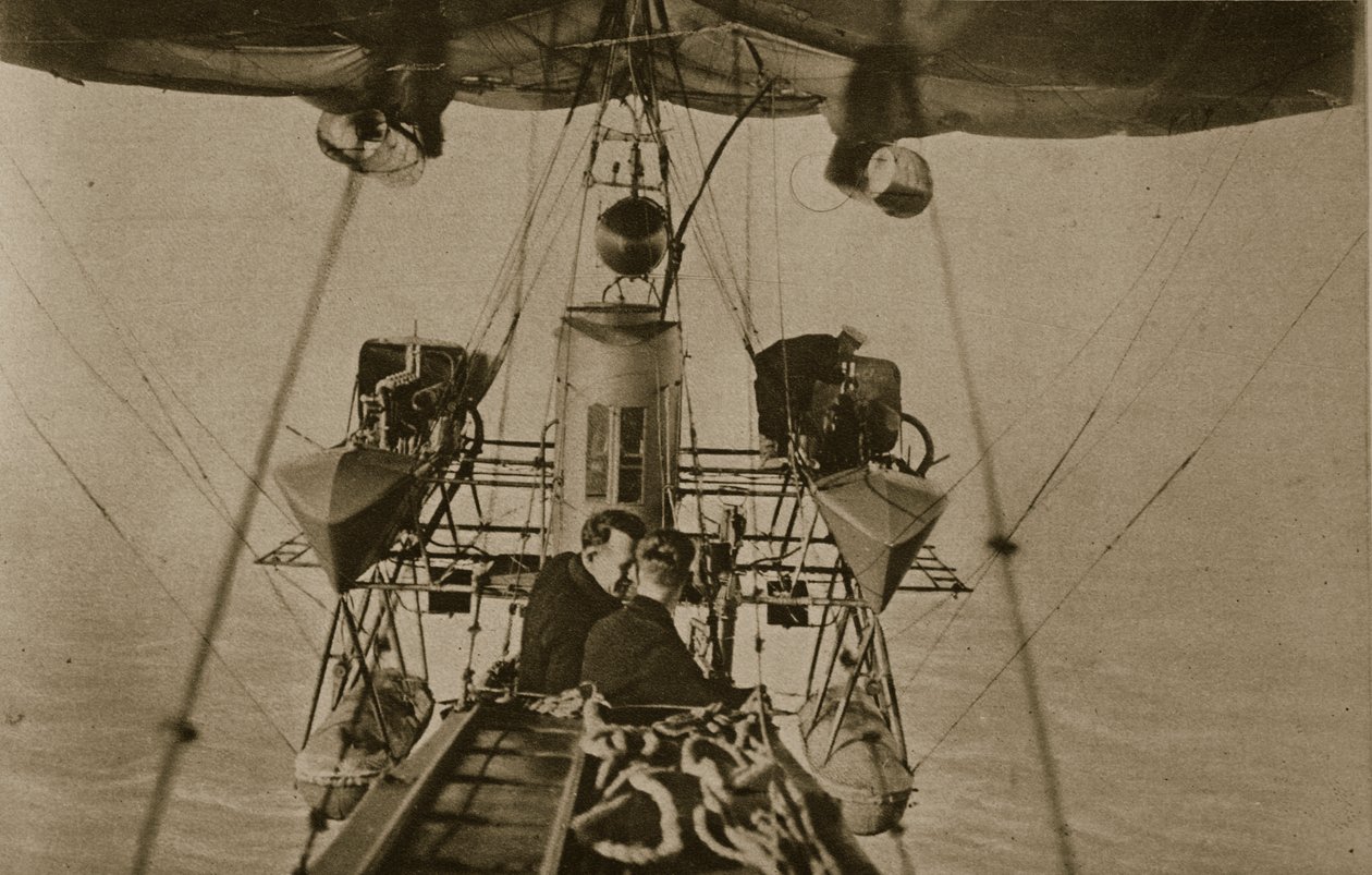 To personer (spottere) i gondolen suspenderet under et flådeluftskib, 1914-19 af English Photographer