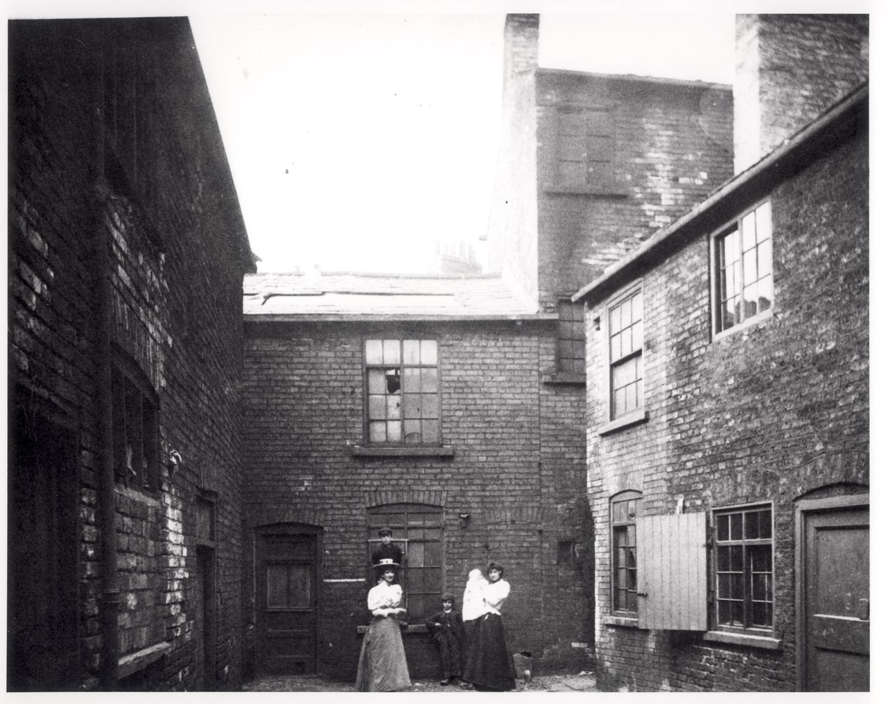 To kvinder poserer med deres børn, Eagle and Child Yard, Hunslet, Leeds, 13. maj 1896 af English Photographer