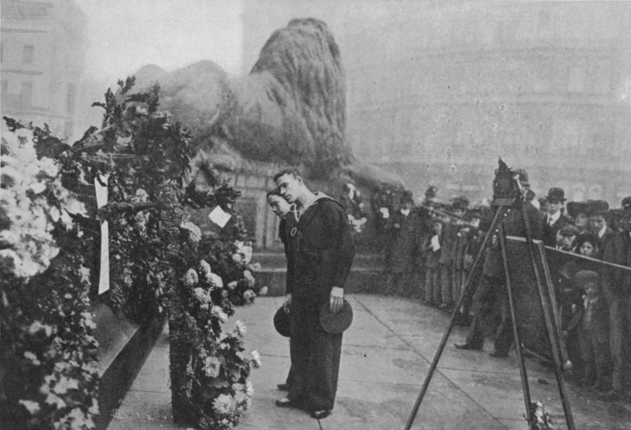 Under Nelsons Shadow: Bluejackets Inspecting Wreaths at the Foot of the Admirals Statue, offentliggjort i The Graphic 27. oktober 1906 af English Photographer
