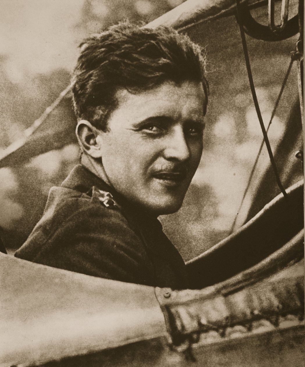 V.C. Survivor of War-Flecked Skies, 1917 (fotogravure) af English Photographer