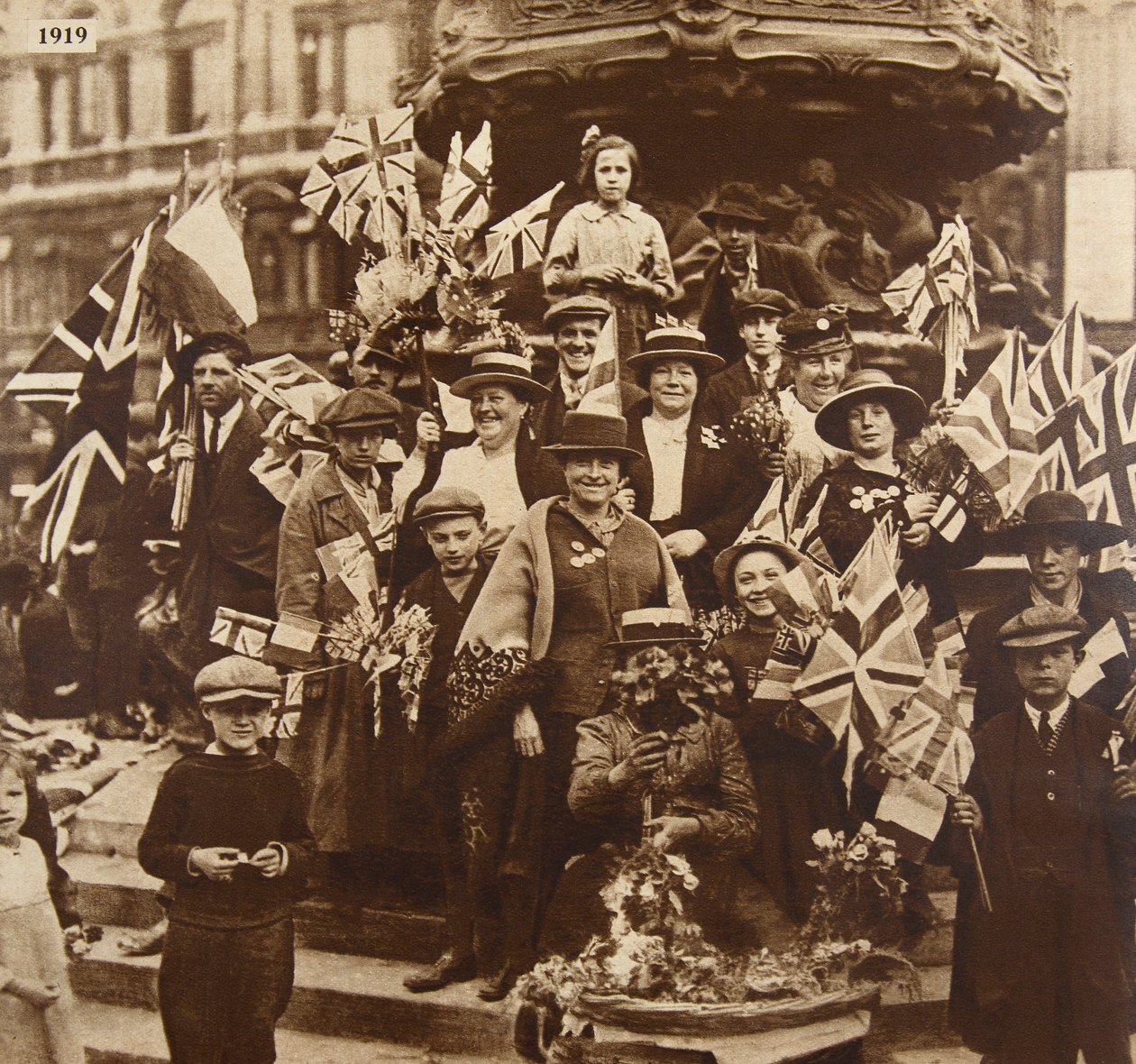 Sejrsfejring under Eros, Piccadilly, London, 1919 af English Photographer