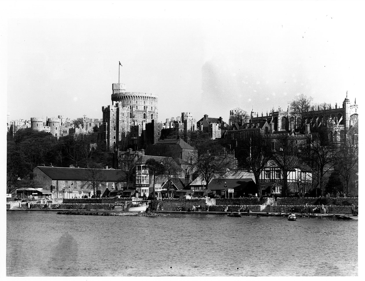 Udsigt over Windsor Castle, på den anden side af Themsen af English Photographer