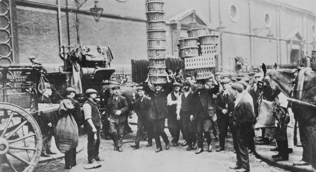Udsigt over ekspert kurvebærere og en gruppe markedsmænd, 1900 af English Photographer