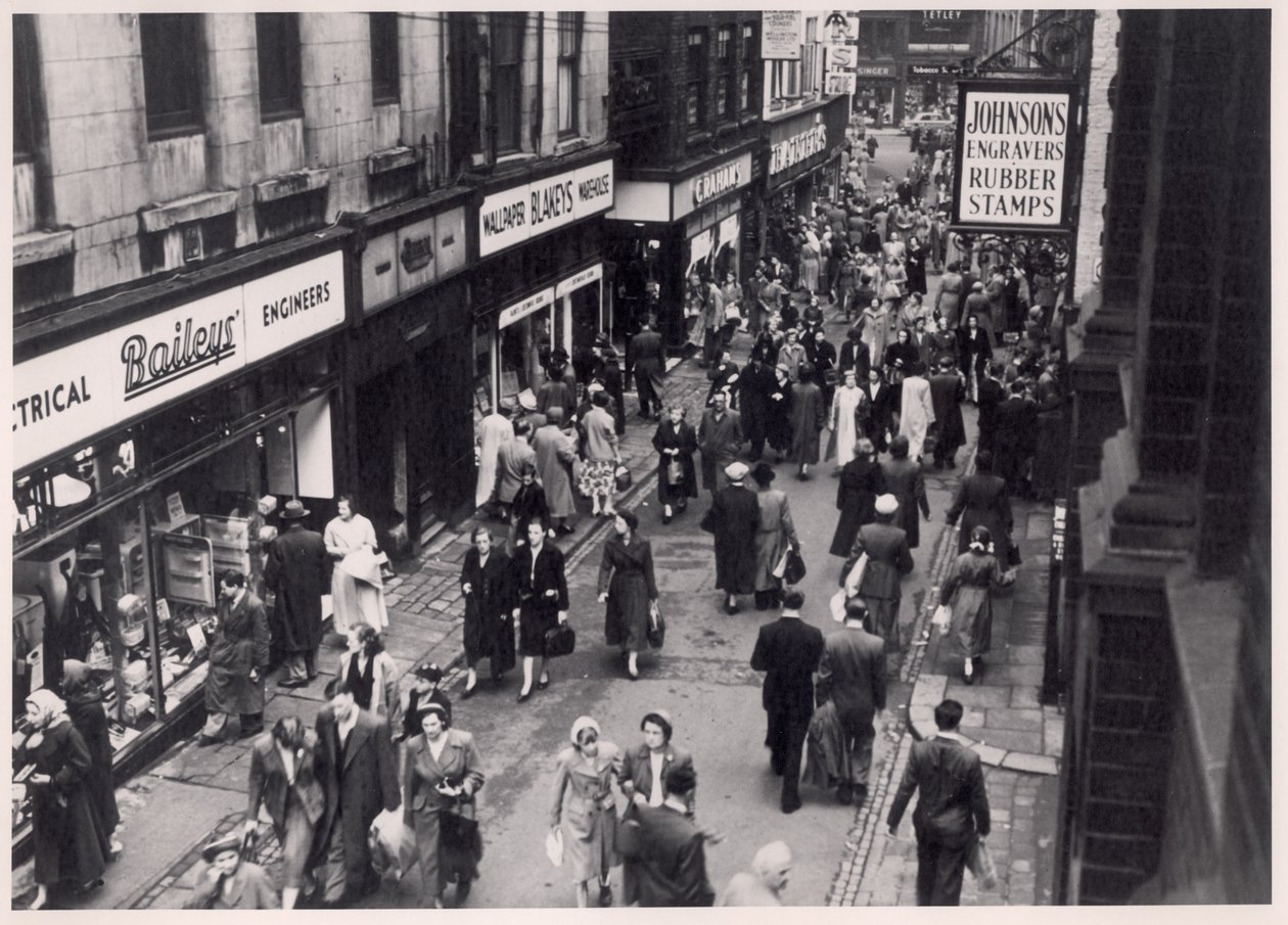 Udsigt over shoppere i Trinity Street, Leeds, 1956 af English Photographer