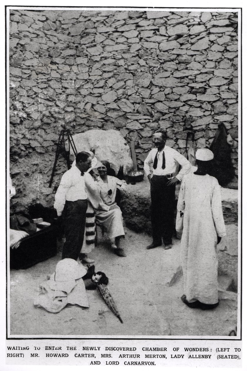 Venter på at komme ind i det nyopdagede vidunderkammer (L til R) Howard Carter (1874-1939) Fru Arthur Merton, Lady Allenby (siddende) og Lord Carnarvon (1866-1923) fra The Illustrated London News, 16 af English Photographer