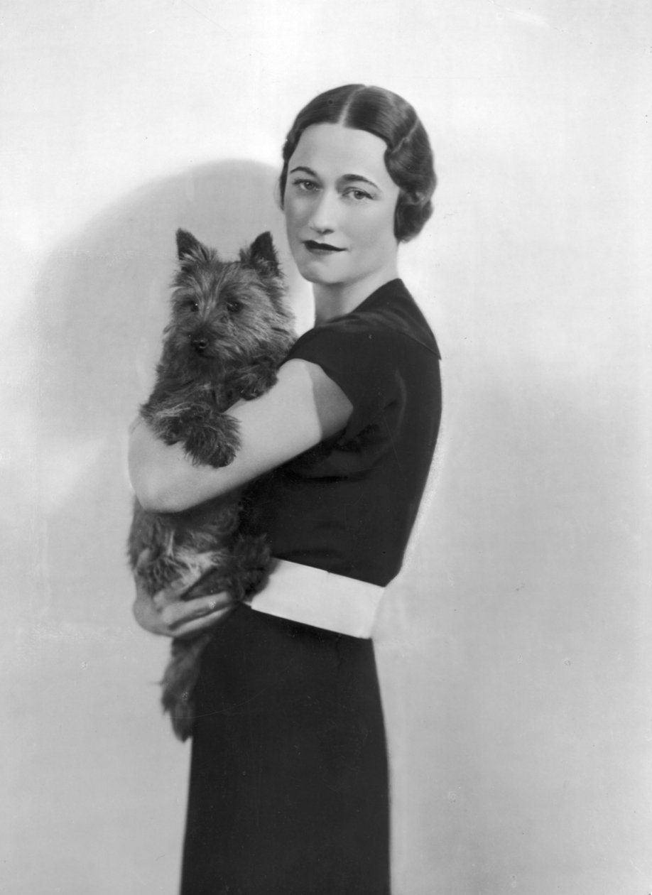 Wallis Simpson med sin hund, 1935 af English Photographer