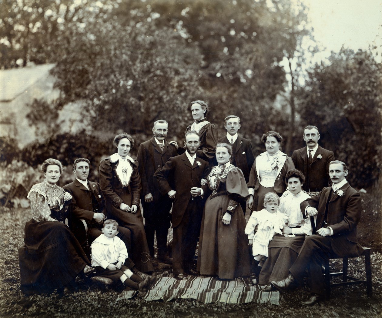 Bryllupsgruppe, Trowbridge, Wiltshire, England, ca. 1900 af English Photographer