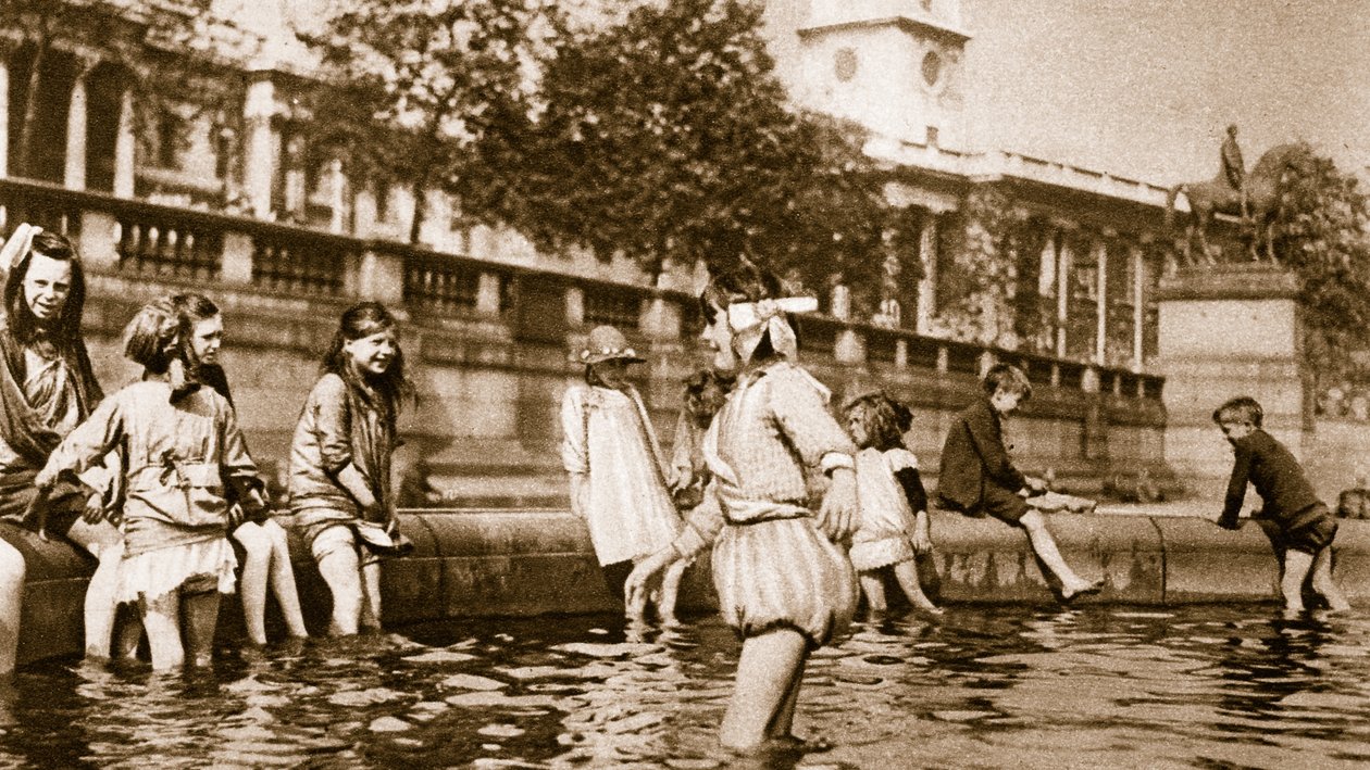 West End-børn afkøler sig selv i et springvand på Trafalgar Square under en hedebølge (sepia-billede) af English Photographer
