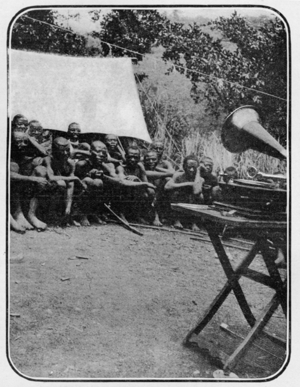 White Mans Magic: The Gramophone Astonishes the Wakonja Natives, fra en artikel med titlen To the Mountains of the Moon offentliggjort i The Graphic 27. oktober 1906 af English Photographer