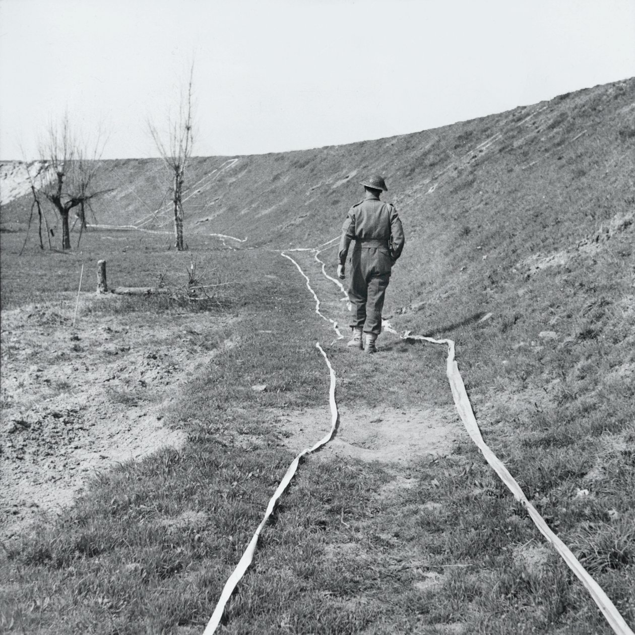 Hvidt bånd, der markerer tydelige spor gennem et minefelt ved floden Senio, Italien, marts 1945 af English Photographer
