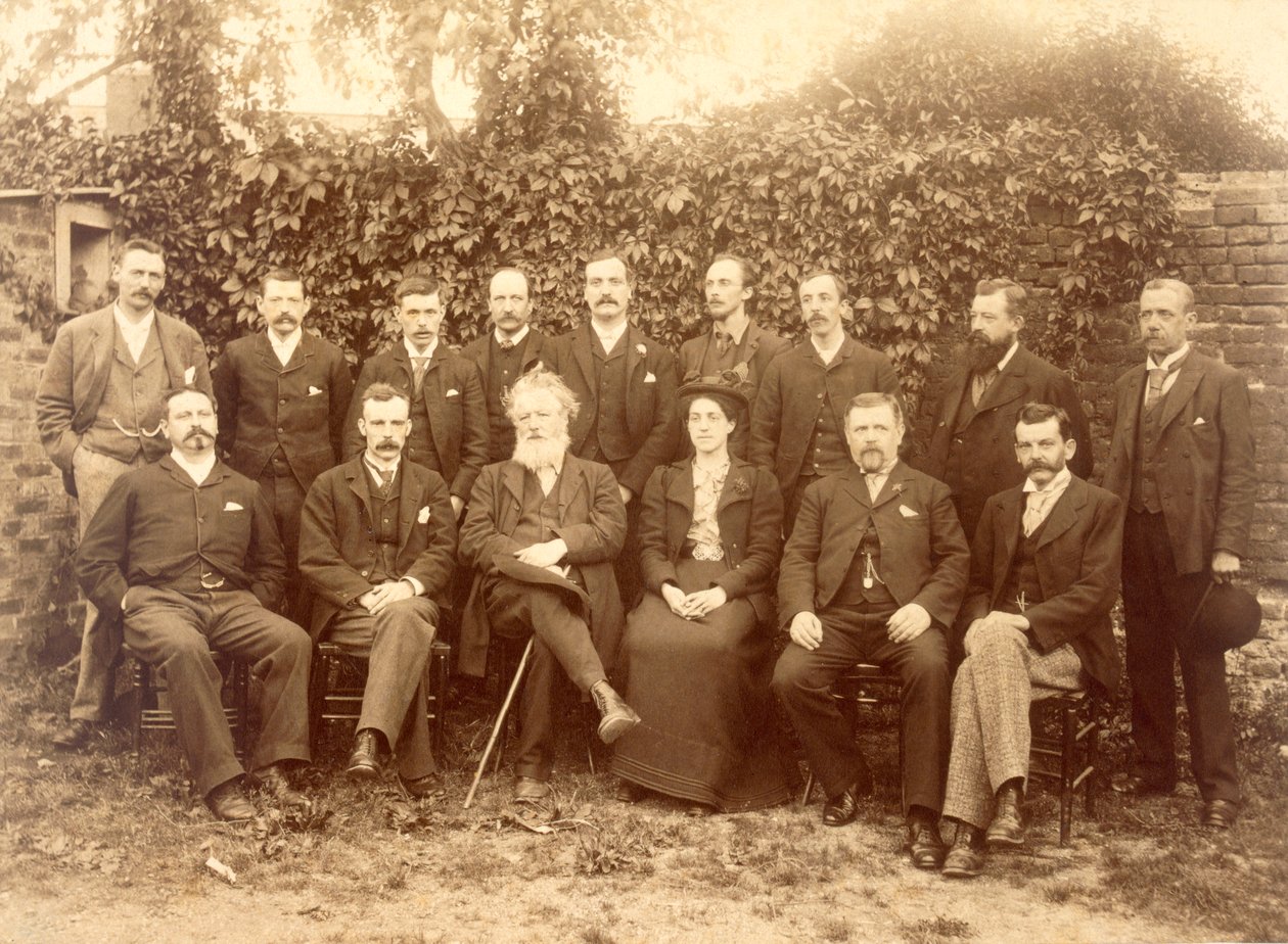 William Morris, fotograferet sammen med personalet på Kelmscott Press af English Photographer