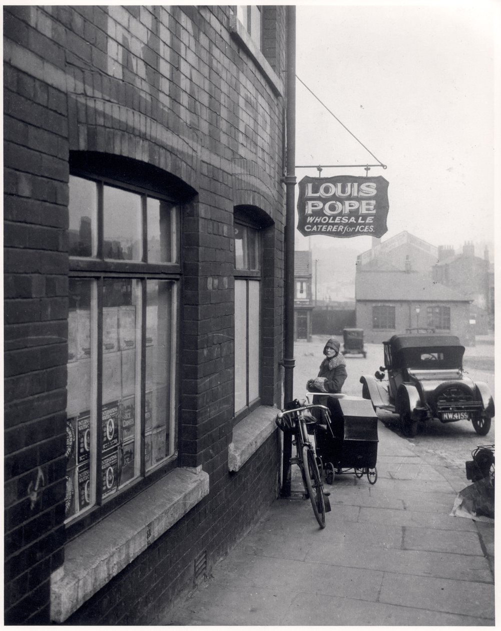 Kvinde med barnevogn uden for Louis Popes lokaler, Lady Lane, Leeds, 1931 af English Photographer