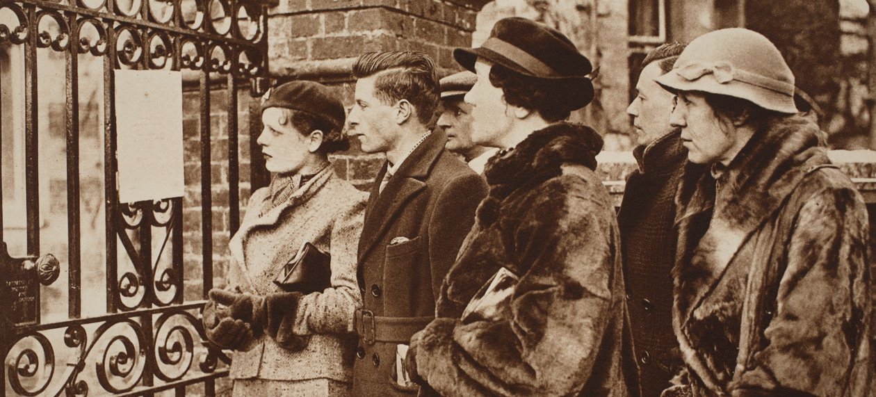 Kvinder læser ængsteligt bulletiner om kong Georges sidste sygdom, 1935 af English Photographer