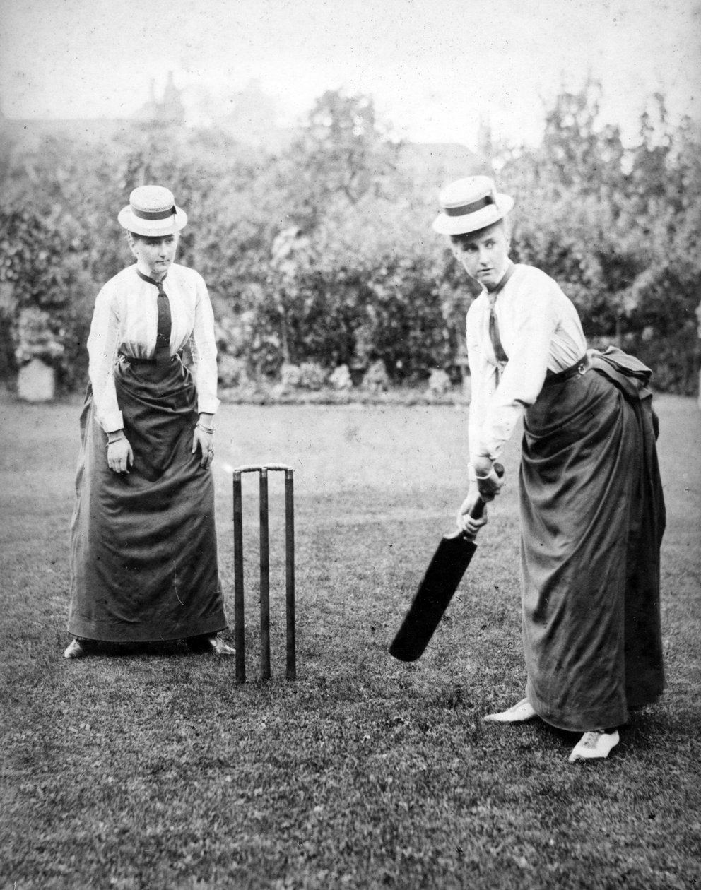 Kvinder, der spiller cricket, ca. 1890 af English Photographer
