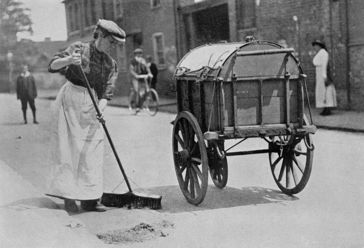 Kvindelige vejfejere, fotografier fra krigskontoret, 1916 af English Photographer