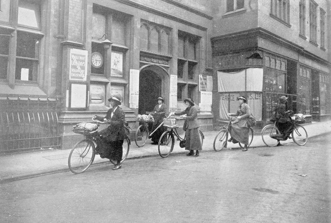 Kvinder som postbud, fotografier fra krigskontoret, 1916 af English Photographer