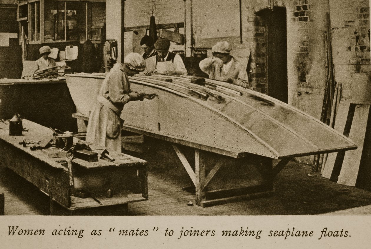 Kvinder, der optrådte som kammerater for snedkere, der lavede flåde med vandfly, 1914-19 af English Photographer