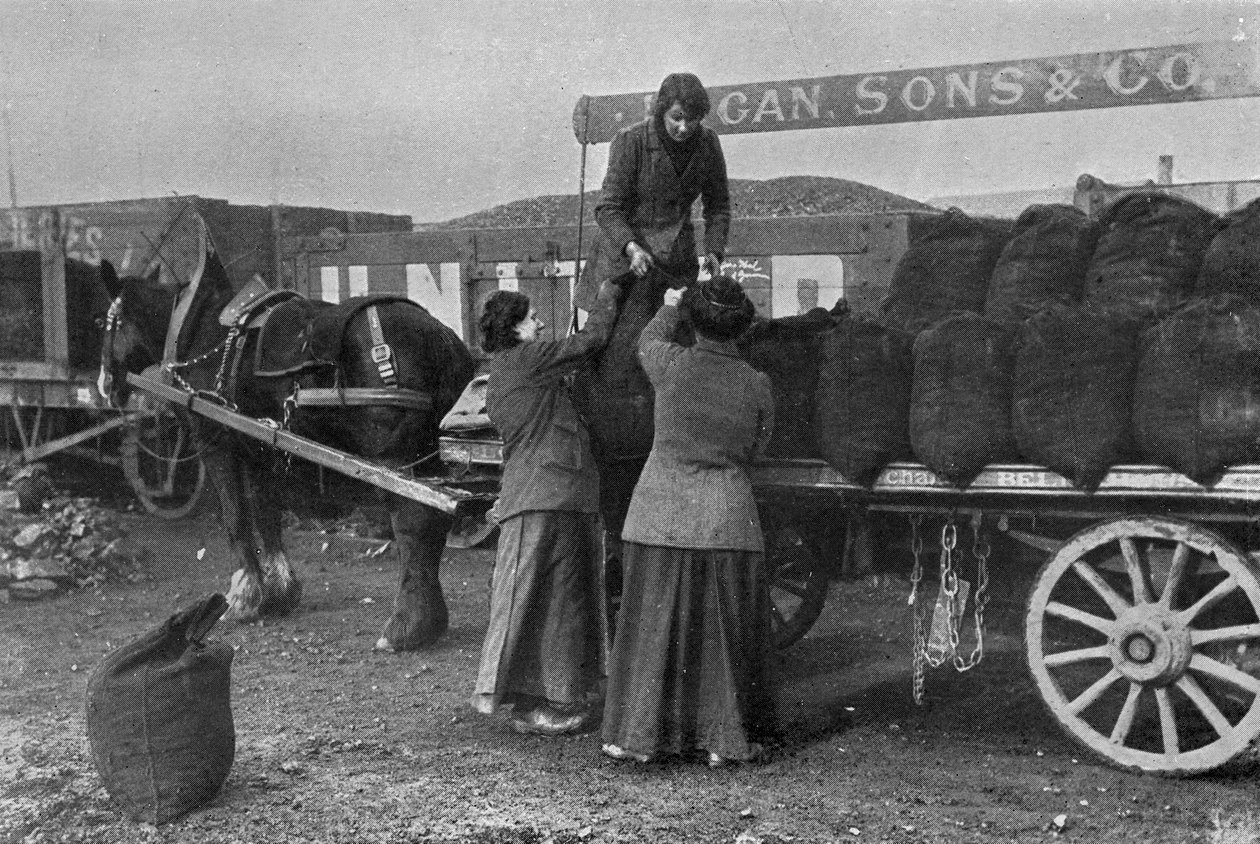 Kvinder som kularbejdere, fotografier fra krigskontoret, 1916 af English Photographer
