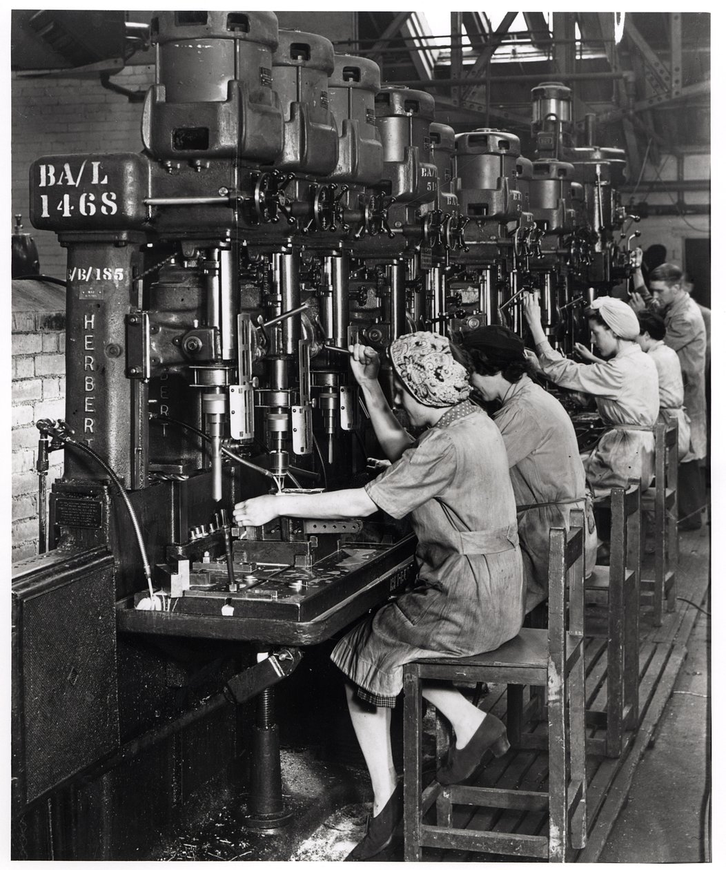 Kvinder på arbejde, borer og rømmer flyvingebeslag til Blackburn Aircraft, Olympia Works, Leeds, ca. 1939-45 af English Photographer