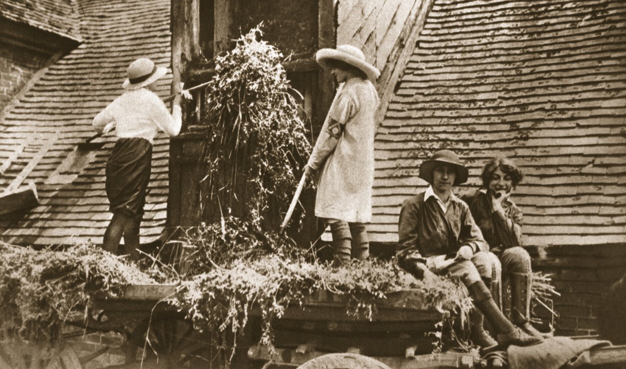 Kvinder på landet: nogle interessante scener ved Evesham, fra The Illustrated War News, 21. juni 1916 (sepia-foto) af English Photographer